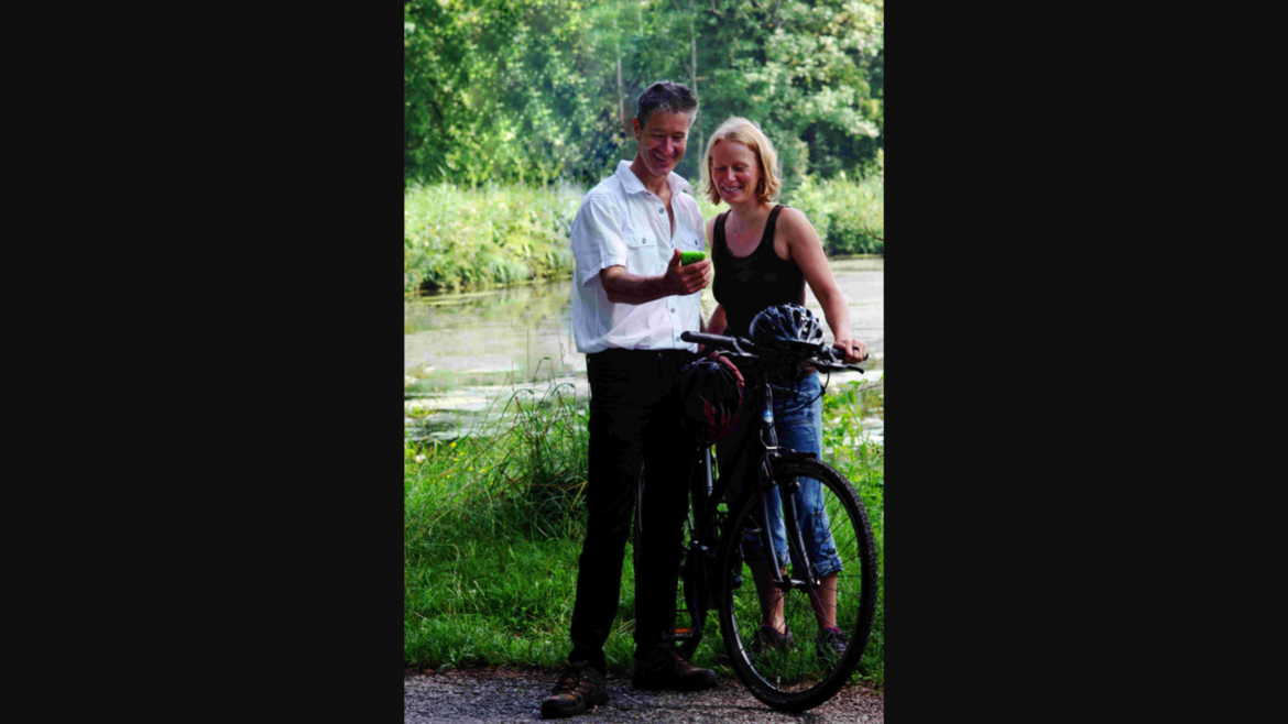 Personen die ein Smartphone benutzen