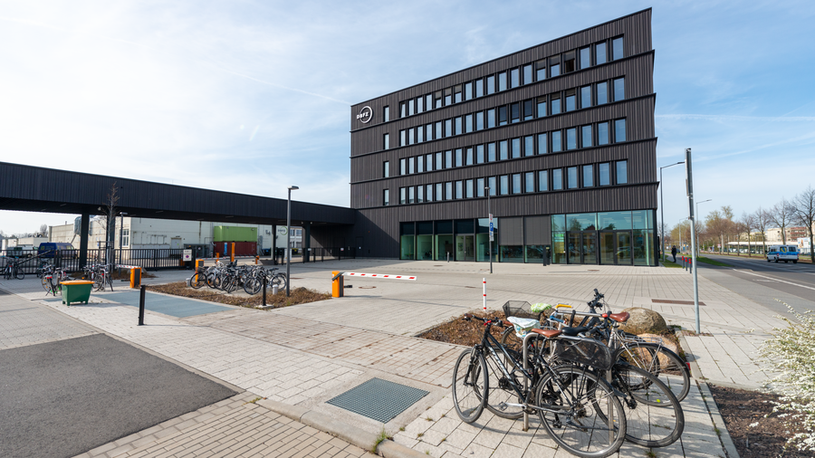 Gebäude des DBFZ, im Vordergrund Fahrräder. 