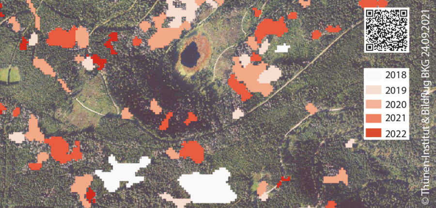 Es ist ein Luftbildausschnitt um das Gebiet des Hutzenbacher-Sees zu sehen. Darübergelegt sind die Untersuchungsgebiete von 2018 bis 2022 in jeweils unterschiedlichen rottönen von Weiß bis dunkelrot zu sehen. 
