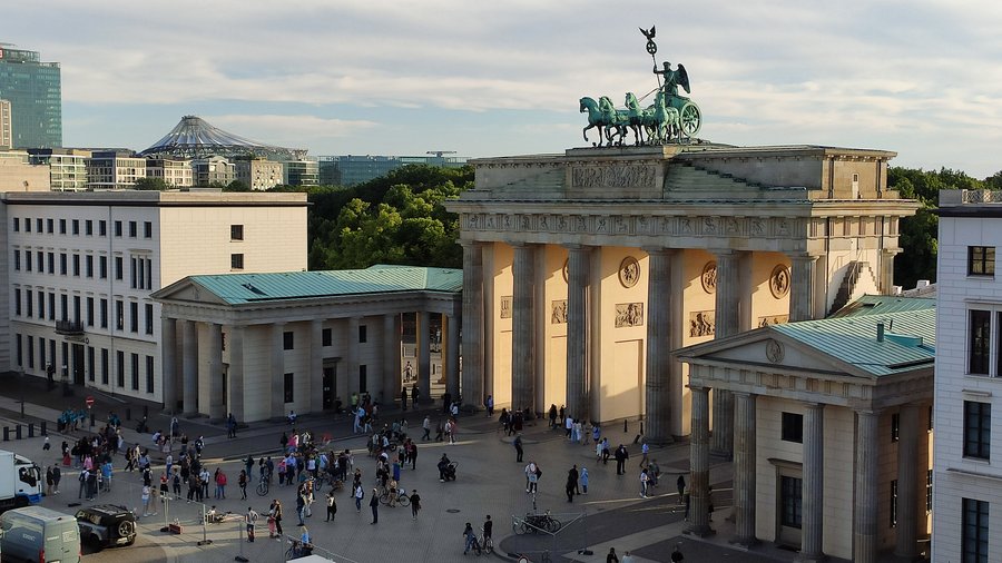 Blick auf das Brandenburger Tor und angrenzende Gebäude.