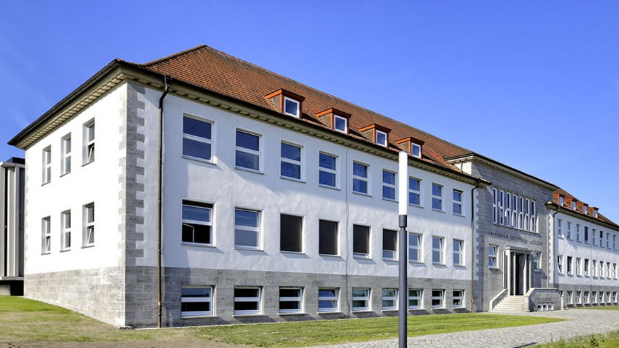 Hauptgebäude des FLI auf der Insel Riems